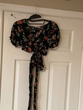 American Eagle Floral Tie-Front Crop Top in Black with Pink Orange Roses